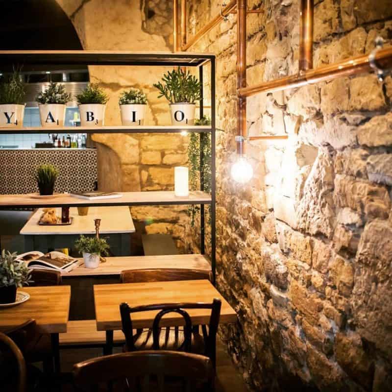 Yabio restaurant burgers 100%bio vege friendly déco